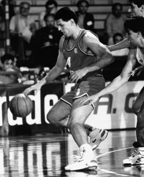 Drazen Petrovic avrebbe oggi 50 anni. Nel giugno del 1993 il Mozart della pallacanestro morì in un incidente stradale in Germania. Ecco il cestista croato In azione durante una partita di basket